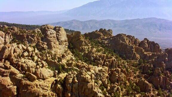 在美国加利福尼亚的一个参差不齐的岩石景观上空