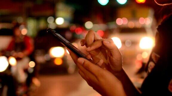 女性使用智能手机晚上