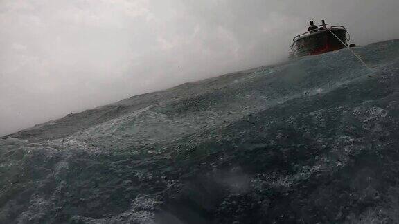 暴风雨的海景与划艇