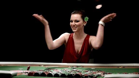 高清多莉:兴奋的女人赢得扑克游戏的肖像