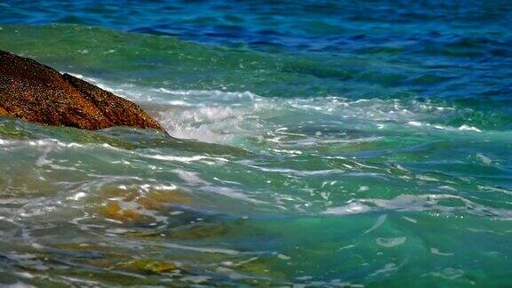 海浪撞击着大海中的岩石