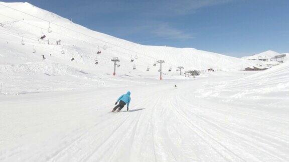 在阳光明媚的冬日高山滑雪者在滑雪场滑雪