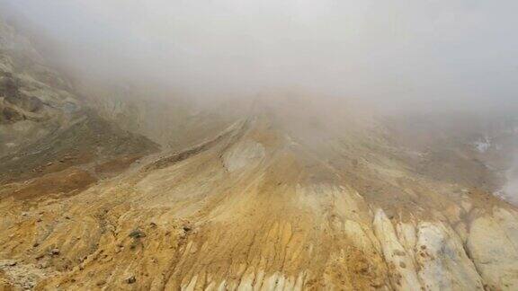 穆特诺夫斯基活火山的破火山口