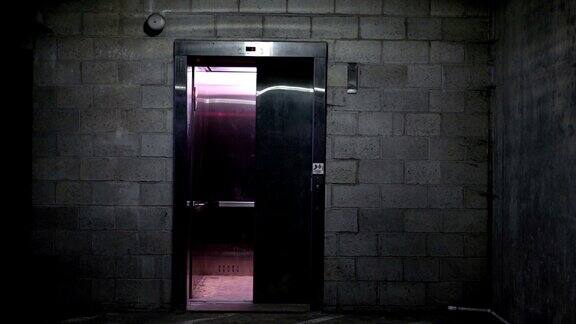 一个电梯门关闭在地下室底层的黑暗车库ALT