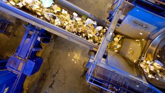 回收工厂传送带分类垃圾的广角镜头