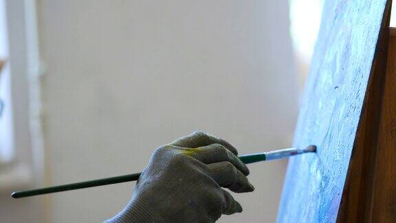 手的女艺术家在手套画画与油画颜料在工作室工作的天才女孩的过程4k