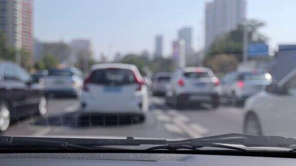 在城市道路上开车