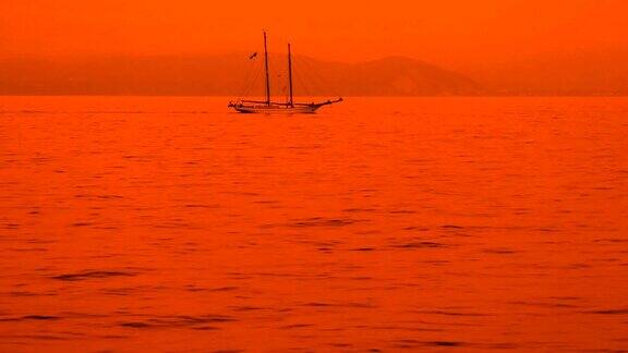 日落时海上的一艘帆船