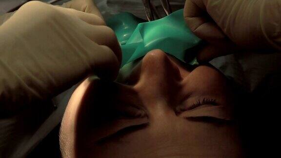 牙科医生和助手补牙