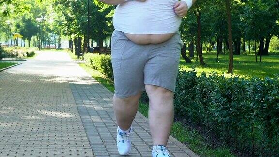 28、大肚子胖子大清早在公园里跑步渴望减肥