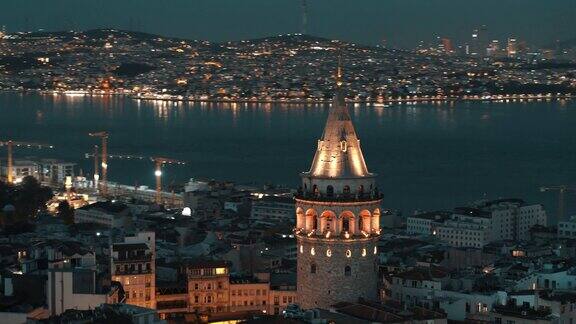 鸟瞰图加拉塔和博斯普鲁斯大桥晚上伊斯坦布尔-4K无人机镜头