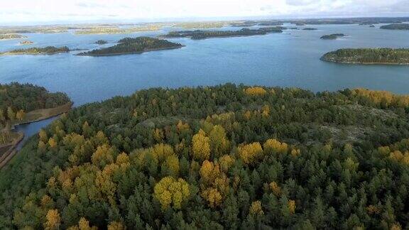 芬兰波罗的海与秋天的颜色秋天鸟瞰图