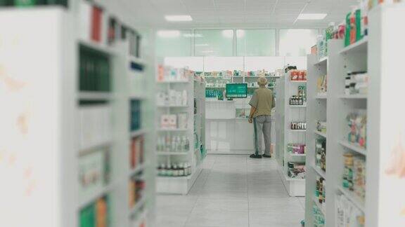老年男性买家在药店选择产品