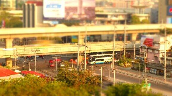 公共交通系统曼谷的交通非常拥挤
