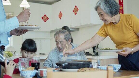父亲和祖母在春节给家人上菜