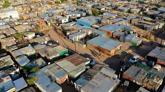 鸟瞰南非贫困地区一个非正式定居点的景观乡镇或棚户区低收入住房和贫困