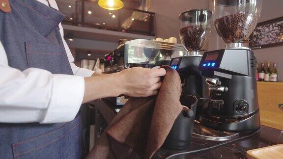 咖啡师在咖啡屋用咖啡机准备咖啡