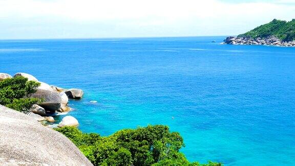 泰国普吉岛美丽的米兰安达曼海绿宝石色的清澈海水