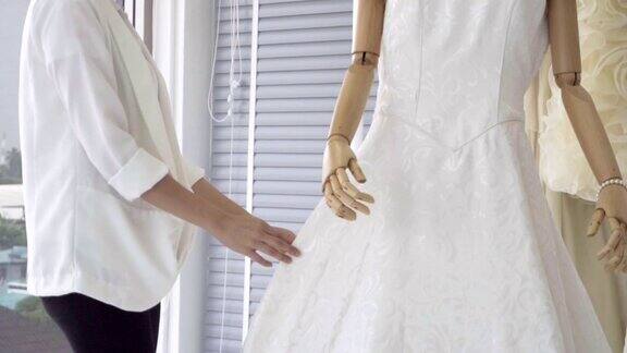 未来的新娘为即将到来的婚礼选择婚纱