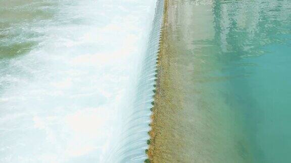 法国安纳西运河中央的一个小瀑布