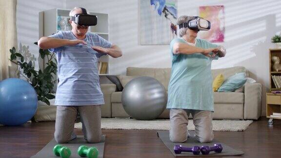 老年夫妇戴着VR头盔在家锻炼