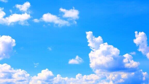 蓝天和蓬松的云运动美丽的时间流逝