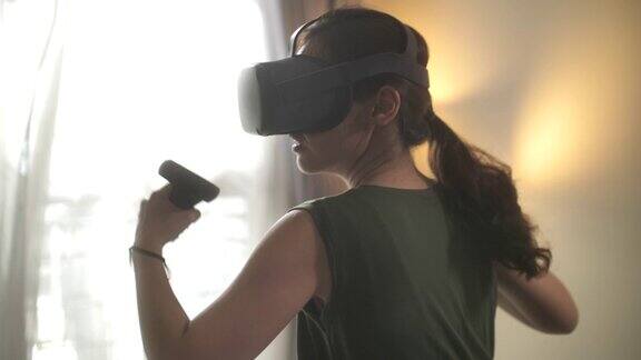 亚洲女性在家里使用VR眼镜