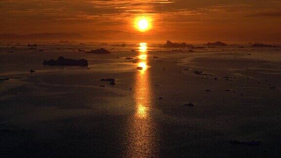 冰山景观在日落时间在北冰洋伊卢利萨特迪斯科湾格陵兰岛