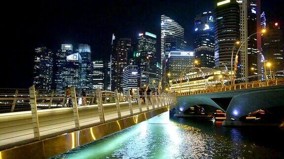 新加坡城市和人们走在新加坡城市的人行道上