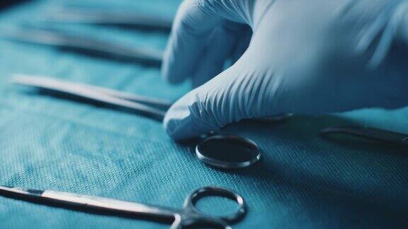 医生的双手从医疗托盘中取出缝线