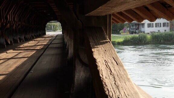 木桥渡河风景