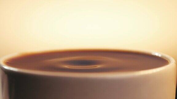浓缩咖啡以慢动作从咖啡机中倒入满杯最后一滴咖啡饮料