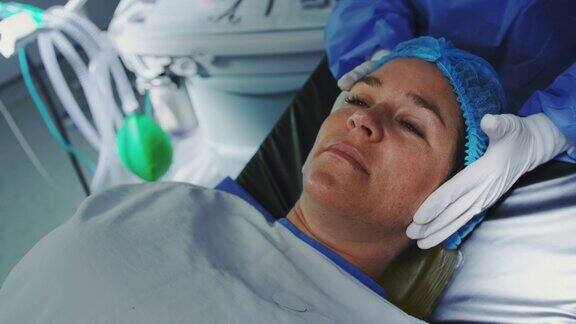 白人孕妇躺在4k手术室的手术床上的特写