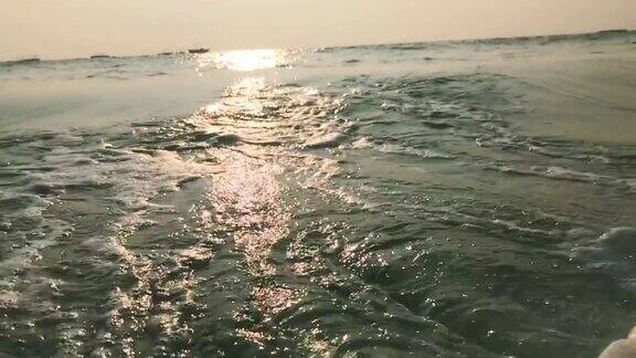 120帧秒慢动作海洋白色海浪冲向相机印度果阿