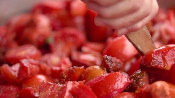 烹饪番茄酱的特写镜头用平底锅煮新鲜番茄慢动作