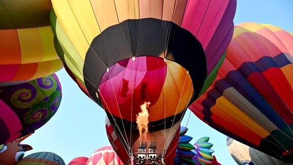 在清莱星哈公园一年一度的节日上彩色的热气球正在准备飞行