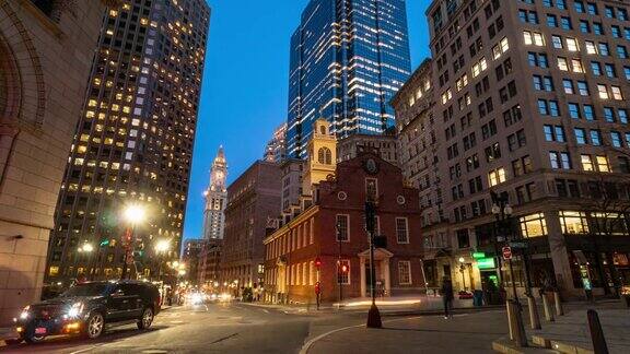 黄昏时分美国马萨诸塞州市中心的波士顿旧州议会大厦前的人群和交通的4K时间流逝带有旅游概念的建筑和建筑