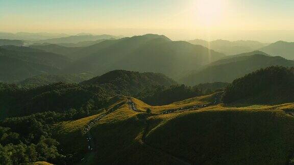 空中全景日光与花田通Buatong超过泰国北部的山