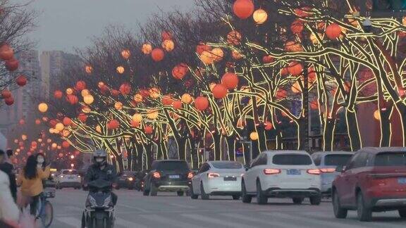 街上挂满灯笼庆祝中国新年