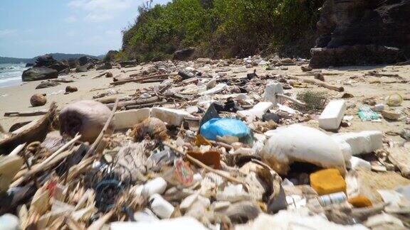 大量的塑料垃圾乱丢在海岸边