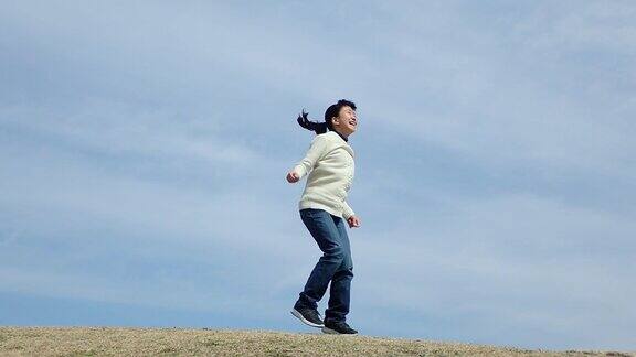 日本女孩在蓝天上跳跃