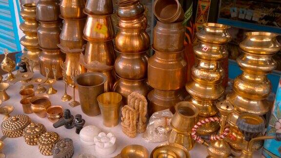 传统的金属炊具和其他铜配件作为纪念品出售