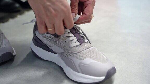 一个女孩在一家运动服装店试穿新运动鞋
