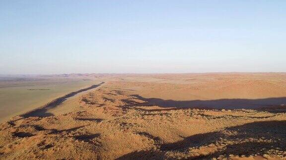 日落时分的纳米比亚沙漠鸟瞰图