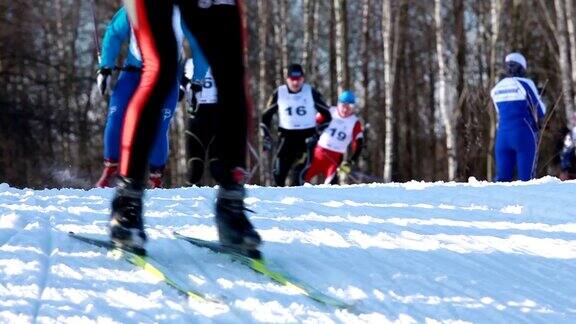 滑雪运动员们在挪威滑雪场比赛