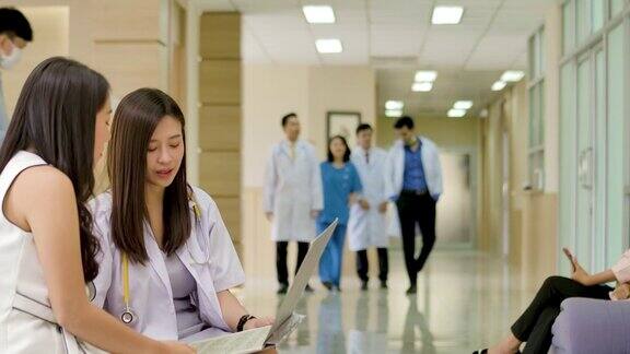 医生和病人在医院大厅一起讨论和交谈