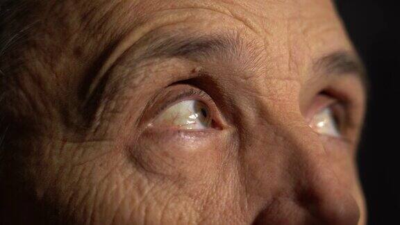一个老人的眼睛眼球上的毛细血管