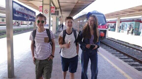 十几岁的孩子走在火车站