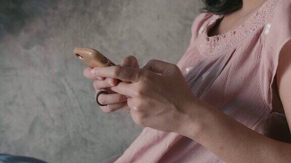 年轻女子用智能手机发短信