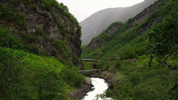 挪威Flam铁路上的Flamsbana火车挪威的山脉和瀑布在夏季4k